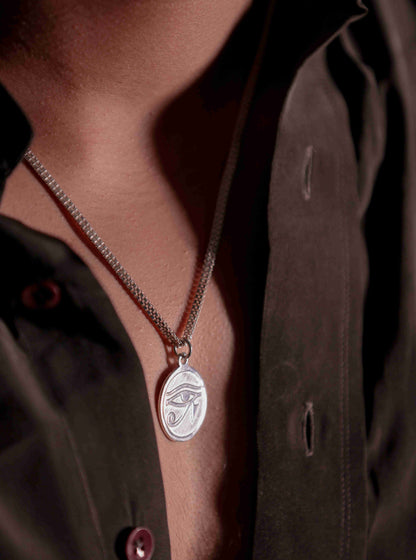 An all-seeing eye watches over you. This original silver Eye of Ra pendant, a symbol of protection and prosperity in ancient Egypt, adds a touch of mystery to any outfit.