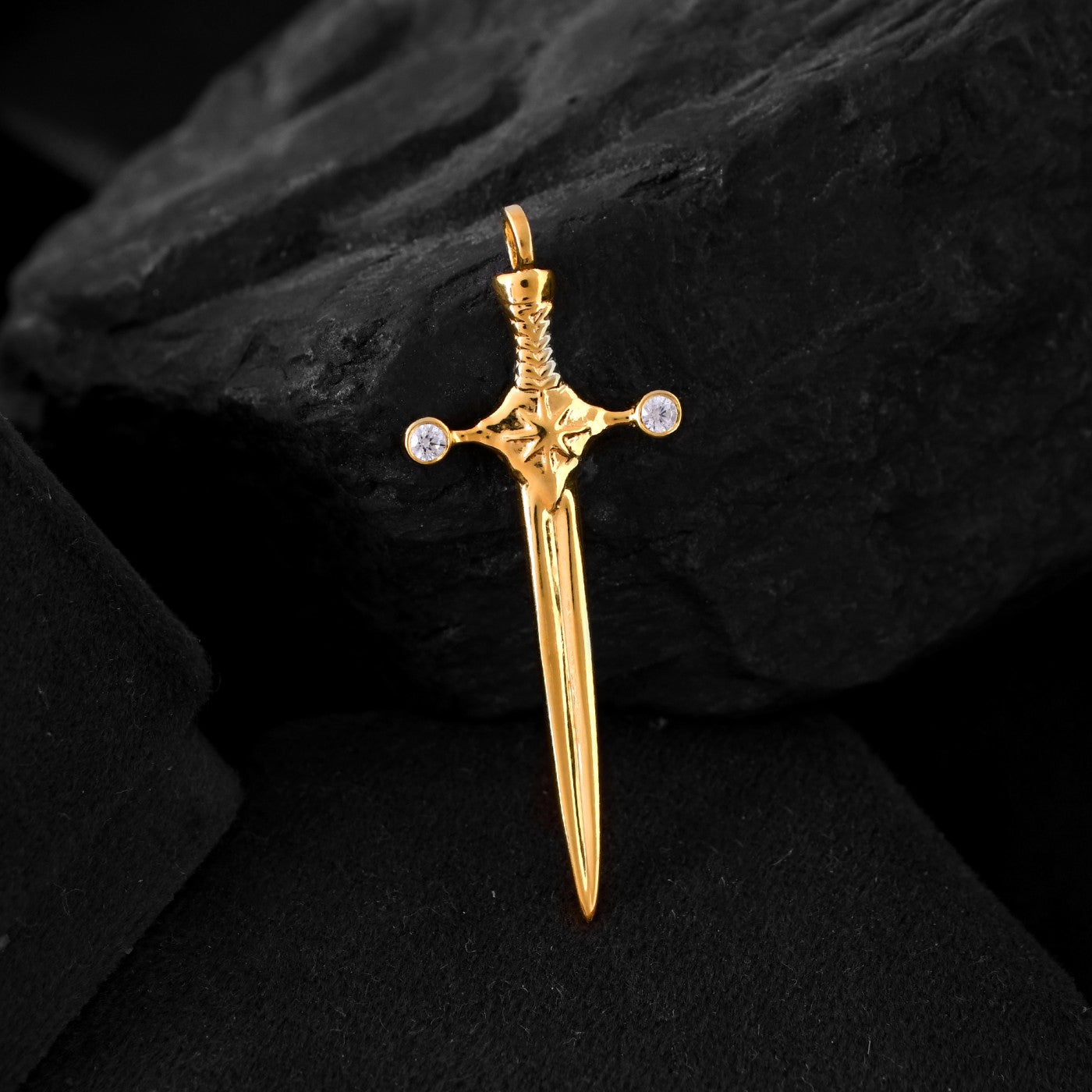 A warrior's spirit captured in gold. This detailed sword pendant for men, a symbol of strength and protection, shimmers with a timeless elegance.