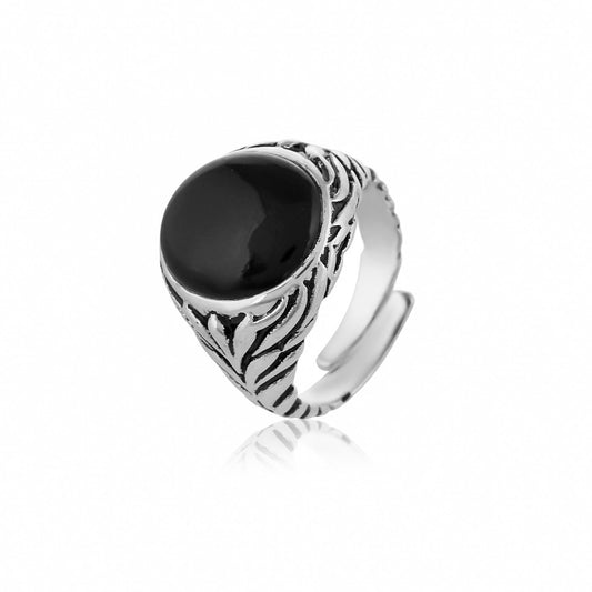 925 Sterling silver men's ring with a black onyx stone. The timeless design of this ring makes it a versatile accessory for any occasion.