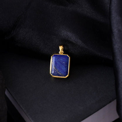 Luxury gold locket for men with a captivating lapis blue gemstone. The rich hue and elegant design exude sophistication.